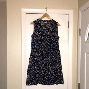 Sleeveless GAP dress with pockets.  Size large.